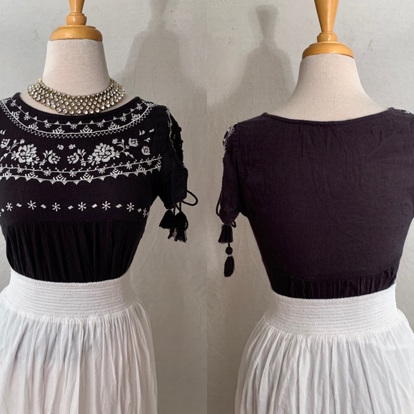 Hollister Embroidered Lace Up Sleeves Tassel Top - Picture 11 of 11